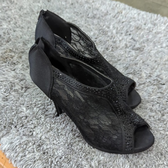 Lace Heels - Picture 2 of 2